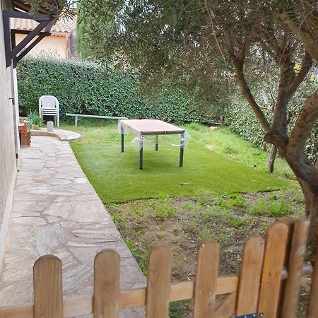 Appartement T2 Bas De Villa Avec Jardinet Au Calme Proche Mer Ла-Сейн-сюр-Мер Екстер'єр фото