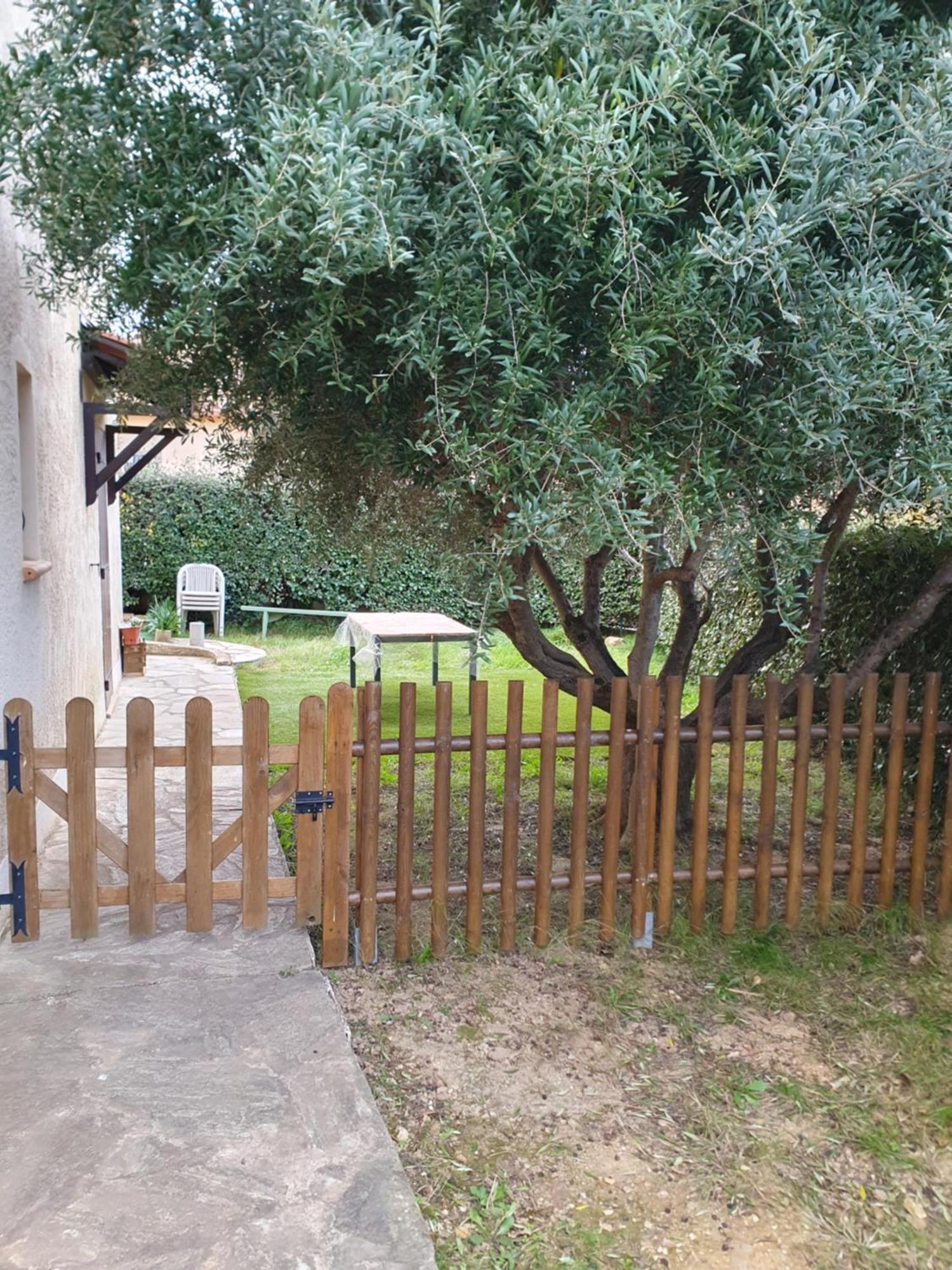 Appartement T2 Bas De Villa Avec Jardinet Au Calme Proche Mer Ла-Сейн-сюр-Мер Екстер'єр фото